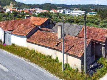 Oportunidade Única em Gondemaria: 2 Habitações Independentes com Potencial de Reabilitação Extraordinário