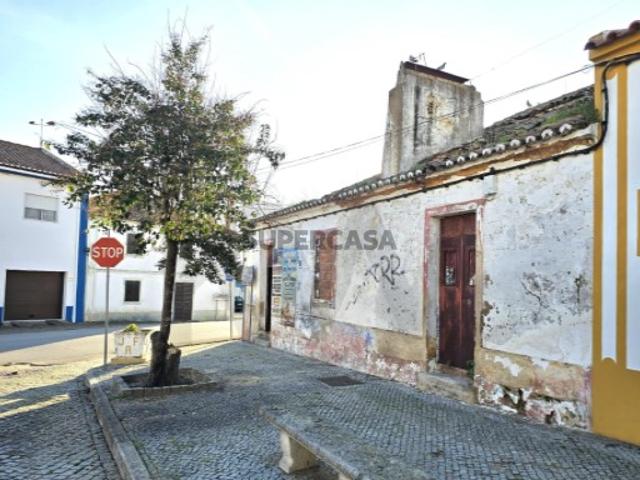 Moradias para recuperar e ampliar em Assumar Monforte