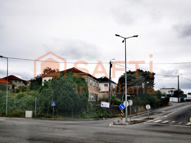 MORADIAS para recuperar, para investimento, em Guardizela Guimarães