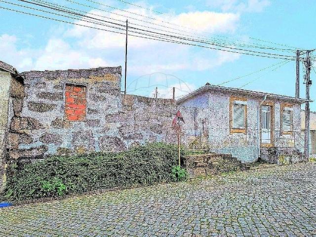 Moradias para Reabilitar— Rua Sá e Melo, Maia