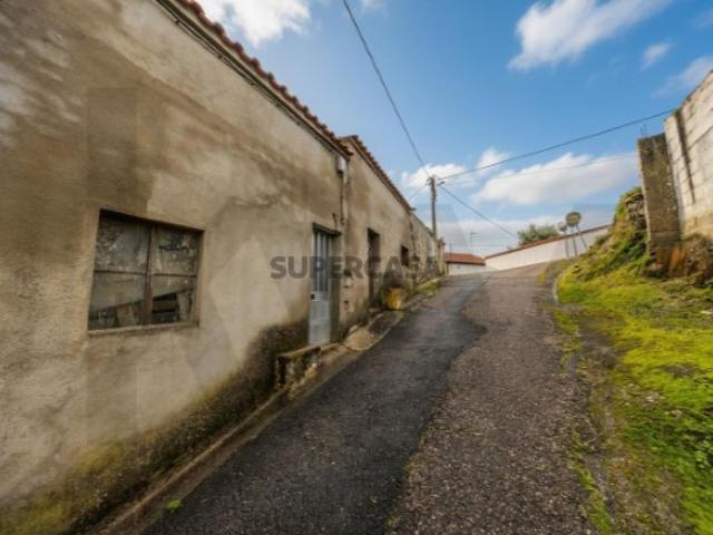Moradias por concluir com anexo e terreno oportunidade única em Cadafaz, Gavião