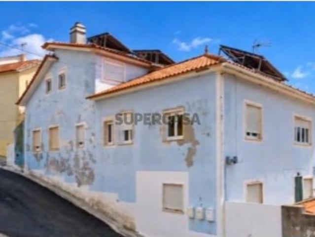 MoradiaT3, Transformada em 4 Apartamentos T2 com Jardim e Piscina em Sobral de Monte Agraço