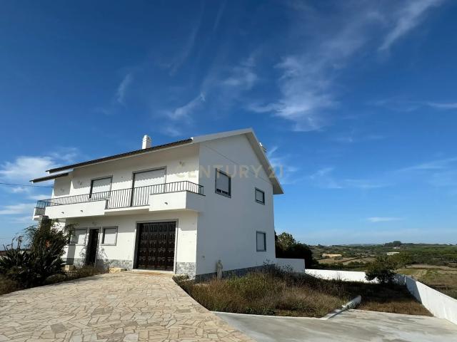 MoradiaT4 inserido num terreno plano 880m2 em São João das Lampas, Sintra