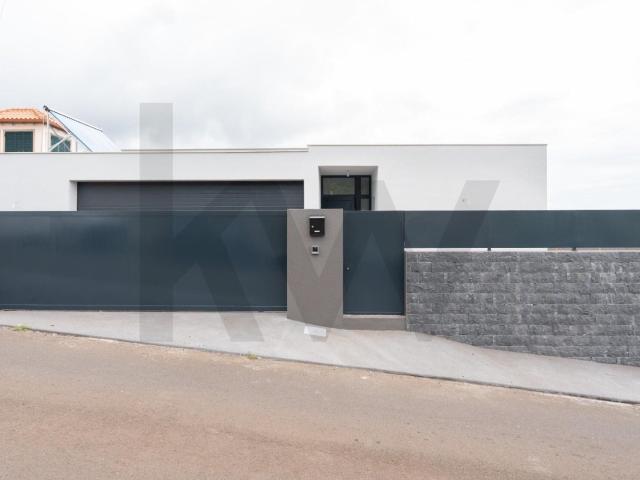 Moratia T2, Terrea Com Garagem Para 2 Carros E Area De Jard. 140m² Santa Cruz