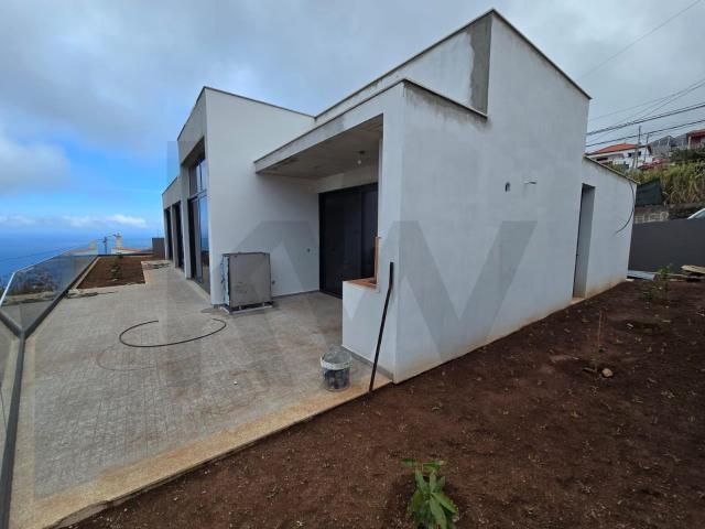 MORATIA T2, TERREA COM GARAGEM PARA 2 CARROS E AREA DE JARDIM