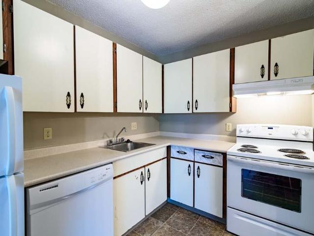 Moray Village Phase II 3 Bedroom Apartment for Rent at 30 Strauss Dr, Winnipeg, MB R3J 3S6 Booth