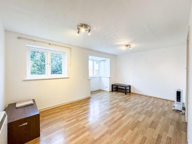 Moray Close, Arran Court, HA8 2 bed flat to rent £1,650 pcm £381 pw