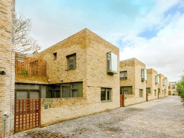 Moray Mews, Finsbury Park, London, N7 3 bed house to rent £4,100 pcm £946 pw