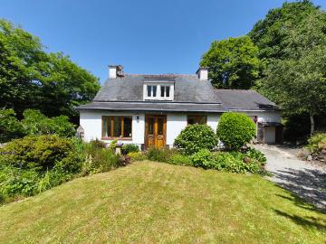 MORBIHAN, Sainte Brigitte, Maison individuelle de deux chambres, beau jardin, parking