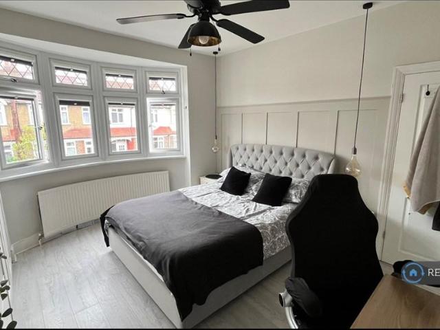 Morden, Morden, SM4 1 bed in a house share to rent £950 pcm £219 pw