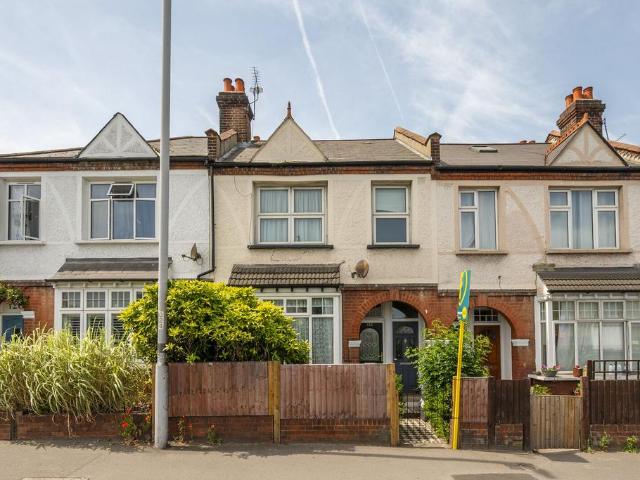 Morden Road, Merton, London, SW19 3 bed maisonette to rent £2,750 pcm £635 pw
