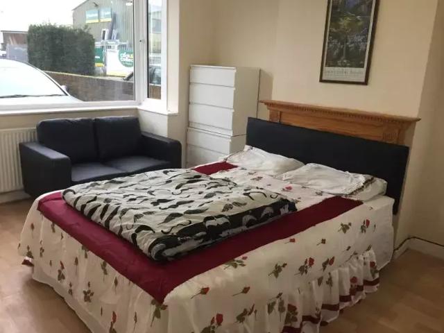Morden Road, Mitcham CR4 1 bed in a house share to rent £850 pcm £196 pw