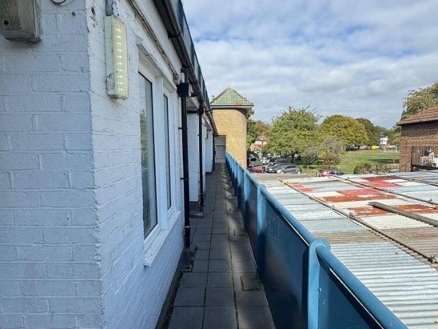 Morden Road, Mitcham, CR4 2 bed flat to rent £1,650 pcm £381 pw