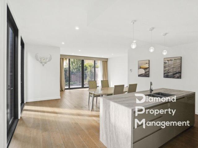 Morden Townhome At Melbourne's Sought after Suburb
