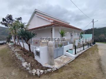 Moradia térrea com anexos em Mira de Aire, Porto de Mós