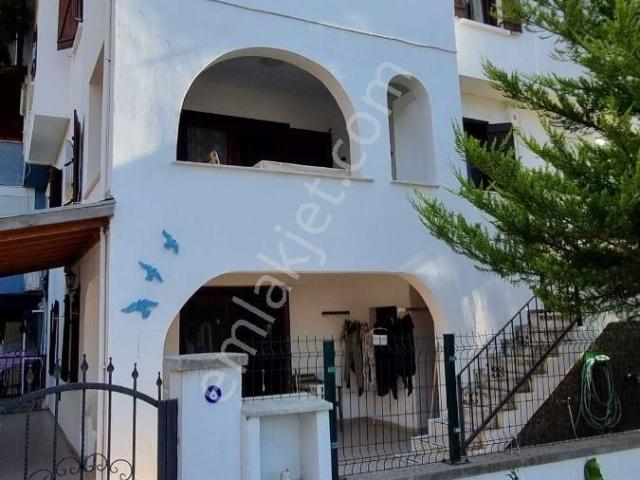 Mordoğan Emlaktan Ardıç Sahilde 3 Katlı Yazlık Satılıktır