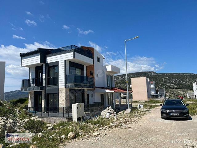 Mordoğan Kamukent Sitesinde Deniz Manzaralı Satılık 4+1 Villa
