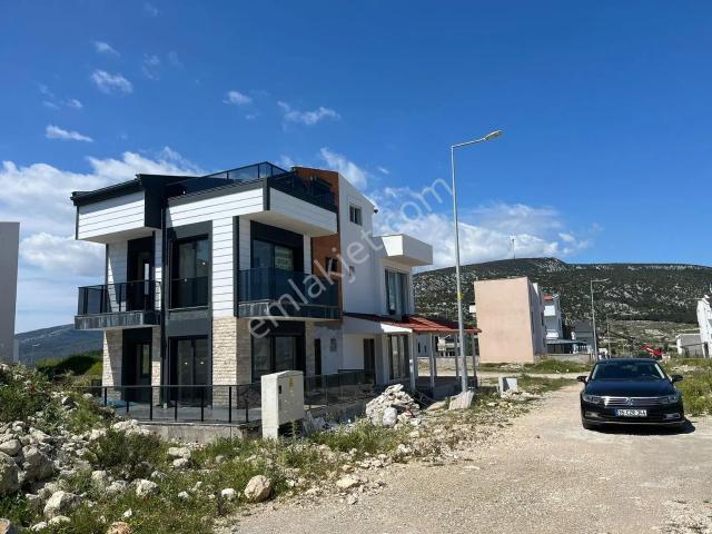 Mordoğan Kamukent Sitesinde Deniz Manzaralı Satılık 4+1 Villa
