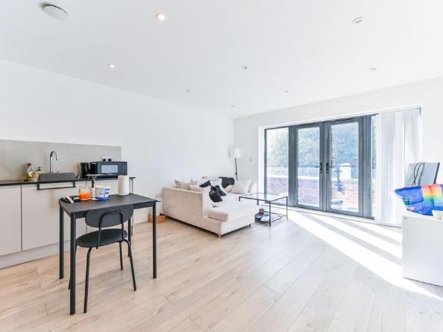 More Close, Croydon, Purley, CR8 1 bed flat to rent £1,675 pcm £387 pw
