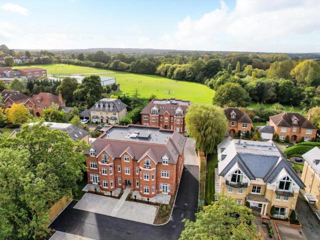 More Lane, Esher, Surrey KT10 2 bed apartment to rent £3,200 pcm £738 pw