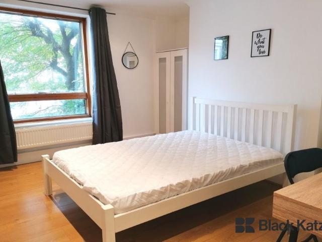 Morecombe Street, Elephant And Castle SE17, 3 bed flat to rent, £2,730 pcm | PrimeLocation
