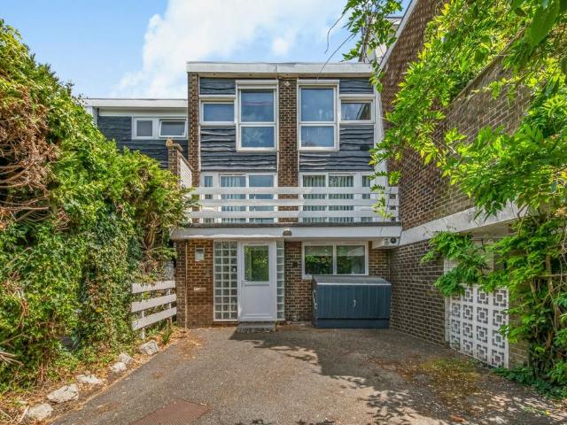 Morecoombe Close, Kingston Upon. 5 bed house to rent £4,250 pcm £981 pw