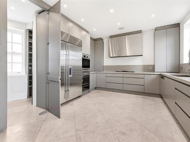 Mores Garden, Cheyne Walk, London, SW3 3 bed flat to rent £8,667 pcm £2,000 pw