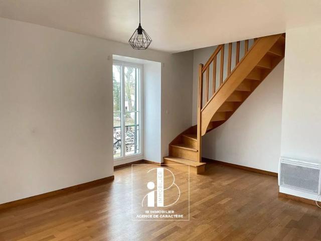 MORET SUR LOING NEAR TOWN CENTER 80 m² DUPLEX T3 WITH PARKING SPACES