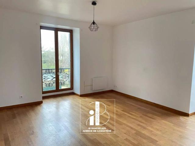 MORET SUR LOING NEAR TOWN CENTER 80 m² DUPLEX T3 WITH PARKING SPACES