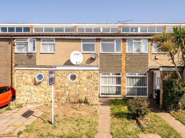 Moreton Avenue, Isleworth TW7 3 bed detached house to rent £2,095 pcm £483 pw