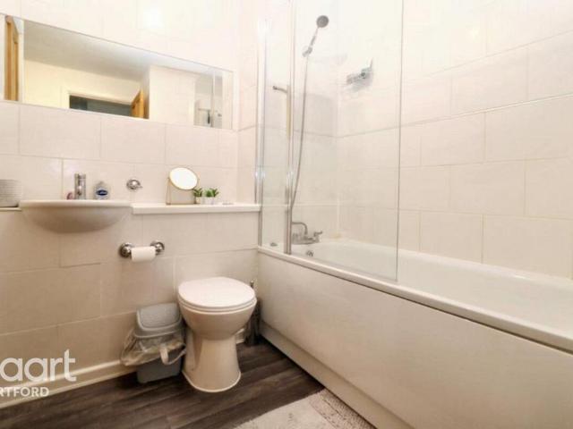 Morgan Drive, Greenhithe 2 bed apartment to rent £1,450 pcm £335 pw