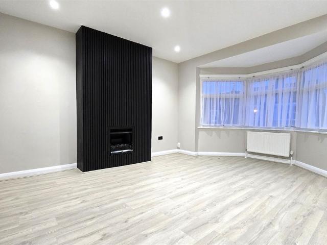 Morley Hill, Enfield EN2, 2 bed flat to rent, £2,150 pcm | PrimeLocation