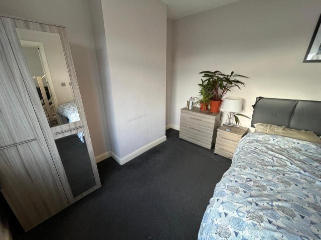 Morley, Leeds LS27 1 bed in a house share to rent £525 pcm £121 pw
