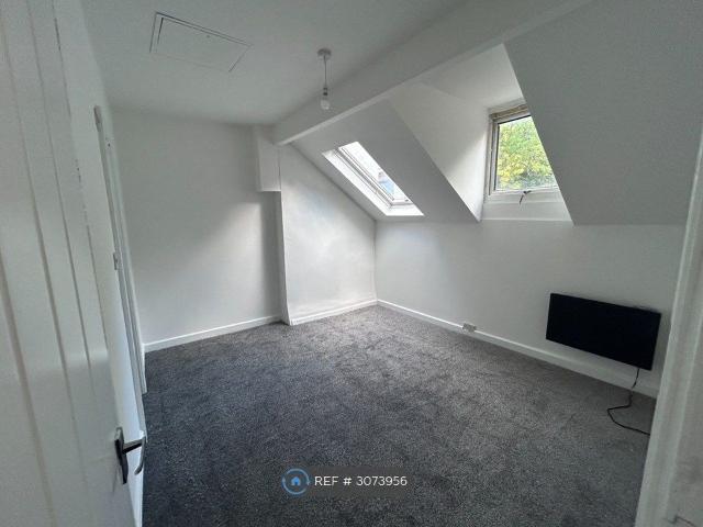 Morley, Leeds LS27, 3 bed flat to rent, £1,050 pcm | PrimeLocation