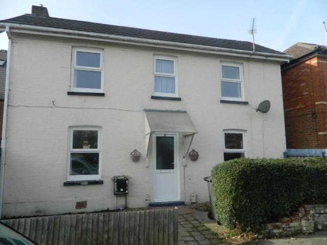 Morley Road, Pokesdown, Bournemouth 3 bed detached house to rent £1,050 pcm £242 pw