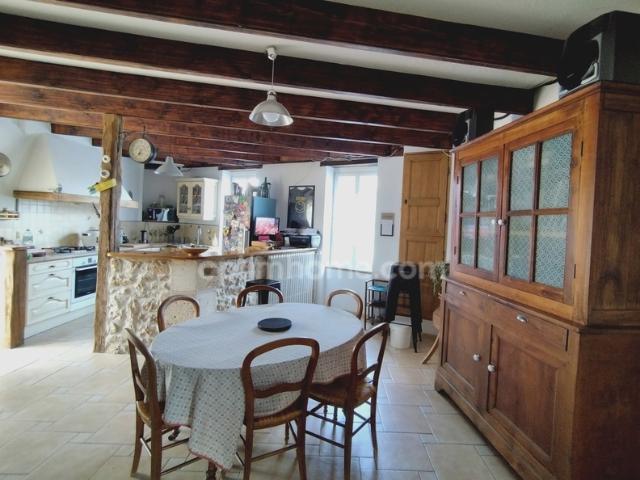 Mornac. Maison de 133 m², rénovée avec soin avec 2 garages et dépendances