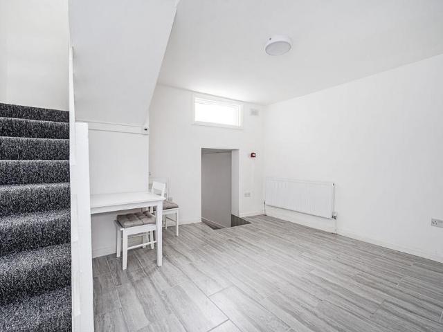 Morning Lane, Hackney, London, E9 5 bed flat to rent £4,500 pcm £1,038 pw