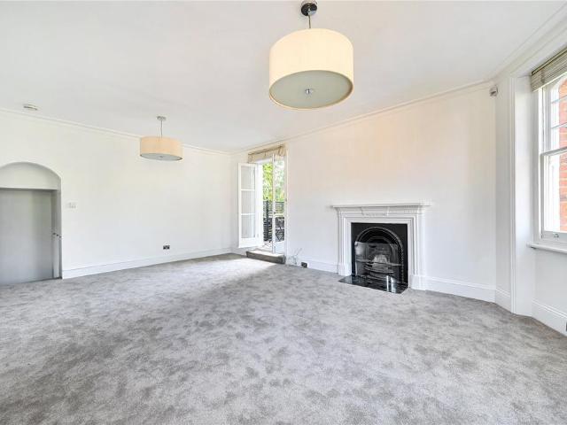 Mornington Avenue, London, W14 3 bed apartment to rent £4,250 pcm £981 pw