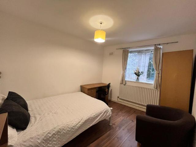 Mornington Crescent, London NW1 3 bed flat to rent £4,100 pcm £946 pw