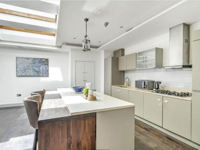 Mornington Crescent, London NW1 4 bed house to rent £6,543 pcm £1,510 pw