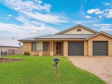 Morpeth Manor Large Duplex Home Ducted Air Con