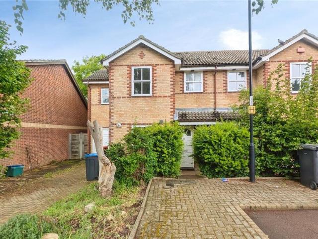 Morris Close, Croydon, CR0 3 bed semi detached house to rent £2,250 pcm £519 pw
