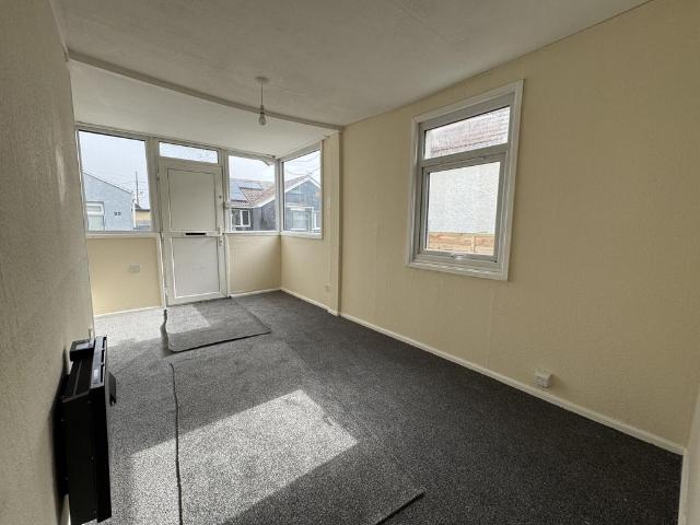 Morris Avenue, Jaywick, Clacton on Sea 2 bed bungalow to rent £750 pcm £173 pw