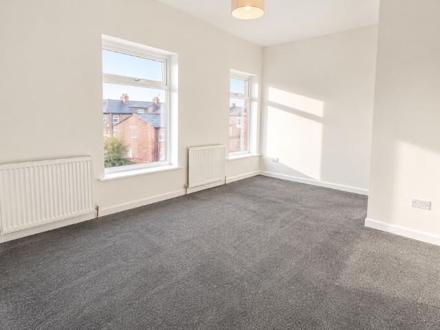 Morris Green Lane, Bolton, BL3 3JD 2 bed flat to rent £720 pcm £166 pw