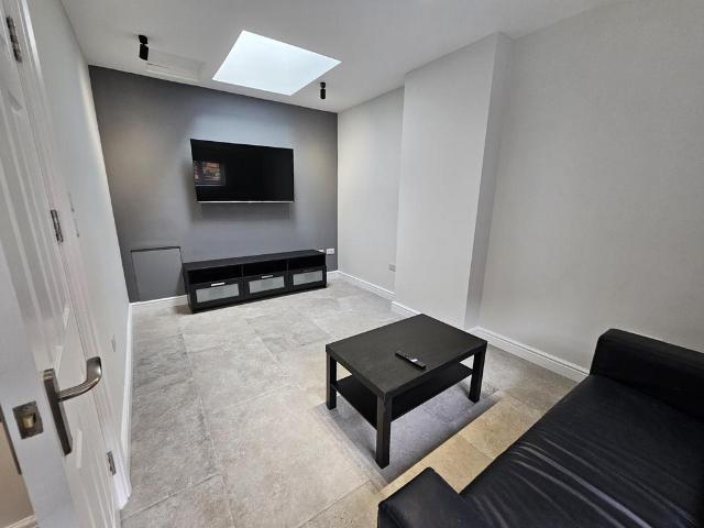 Morris Lane, Leeds 1 bed flat to rent £1,049 pcm £242 pw