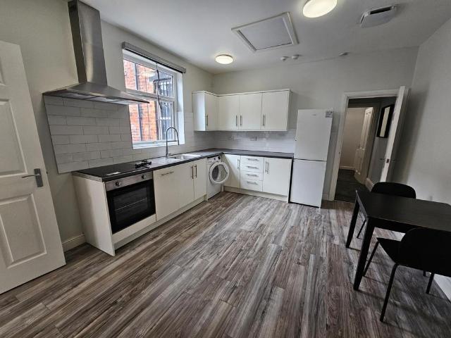 Morris Lane, Leeds 2 bed flat to rent £1,049 pcm £242 pw