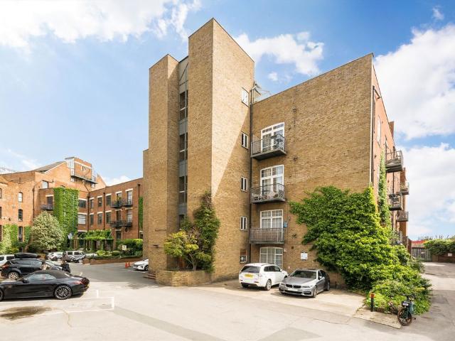 Morris Road, Bow E14, 2 bed flat to rent, £3,000 pcm | PrimeLocation