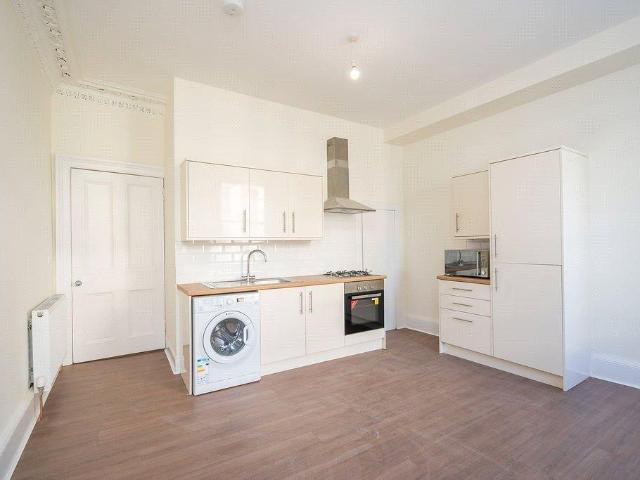 Morrison Street, Edinburgh, EH3 2 bed flat to rent £1,475 pcm £340 pw