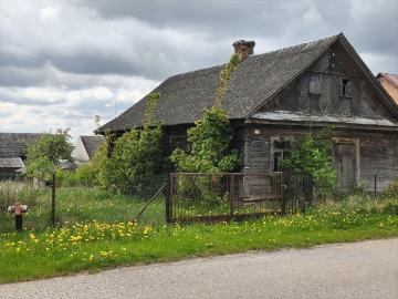 Urokliwe siedlisko z drewnianym domem i stodołą