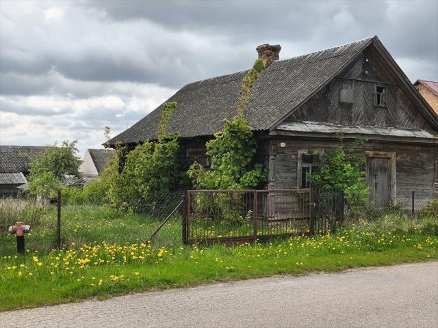 Urokliwe siedlisko z drewnianym domem i stodołą 50 m²